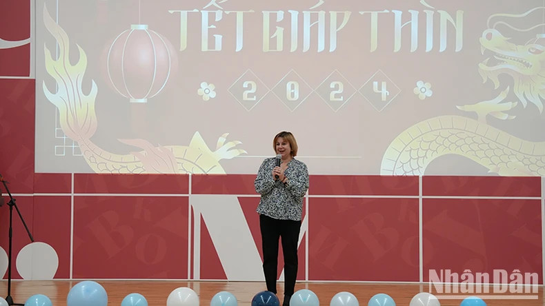 普希金国立俄语学院院长纳塔利娅·特鲁哈诺夫斯卡娅致辞，祝愿越南留学生度过一个快乐、祥和的春节。