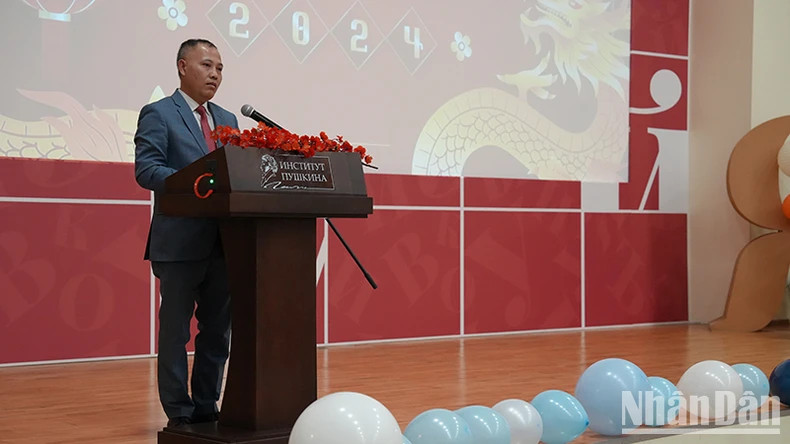 越南驻俄罗斯大使馆党委副书记阮海登致辞。（春兴 摄）