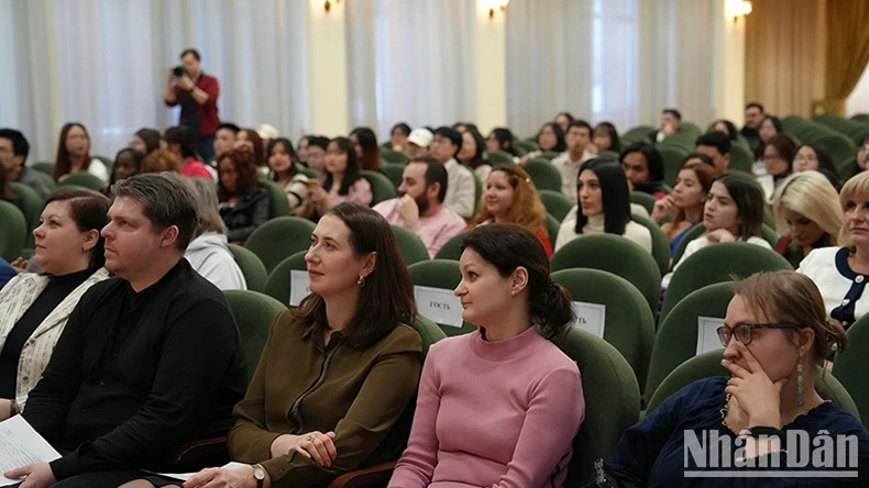 众多老师和国际友人参加活动。