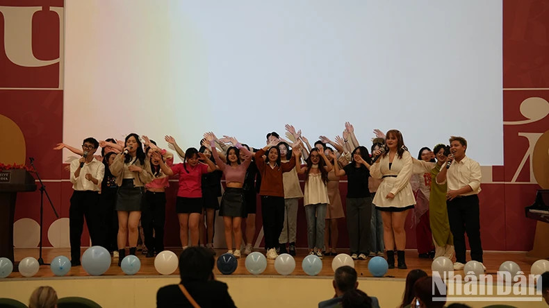 学生们齐唱歌曲迎接2024年春节。