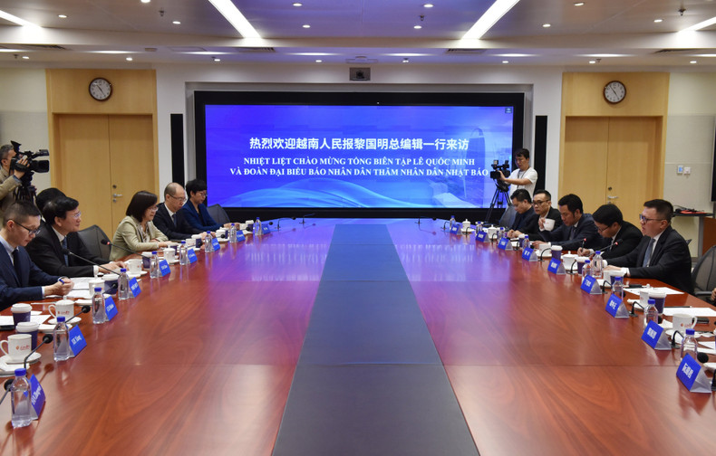 黎国明总编辑与庹震社长举行会谈。 黎国明总编辑与庹震社长举行会谈。