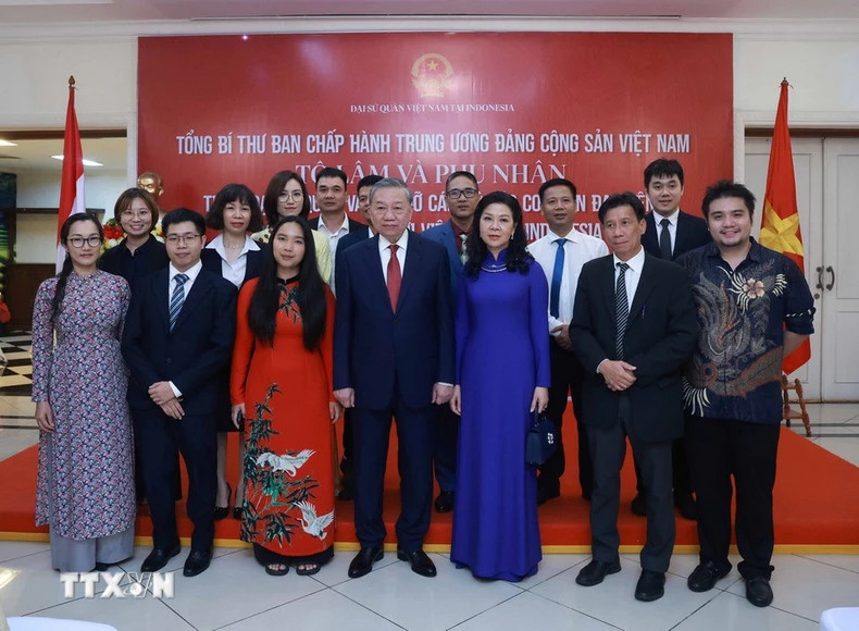 苏林总书记访问越南驻印尼大使馆 会见旅居印尼越南侨胞。 苏林总书记访问越南驻印尼大使馆 会见旅居印尼越南侨胞。