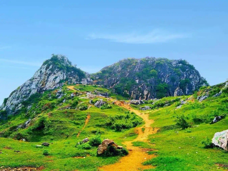 通往沉山山顶的土路。