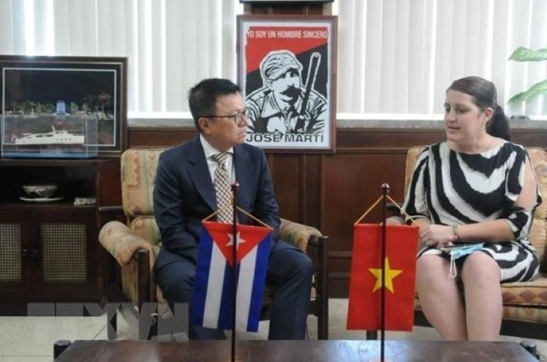 黎国明总编辑同古共中央委员、《格拉玛报》社总编辑亚伊林·奥尔塔·里维拉同志交流。 （图片来源：梅芳/越通社）