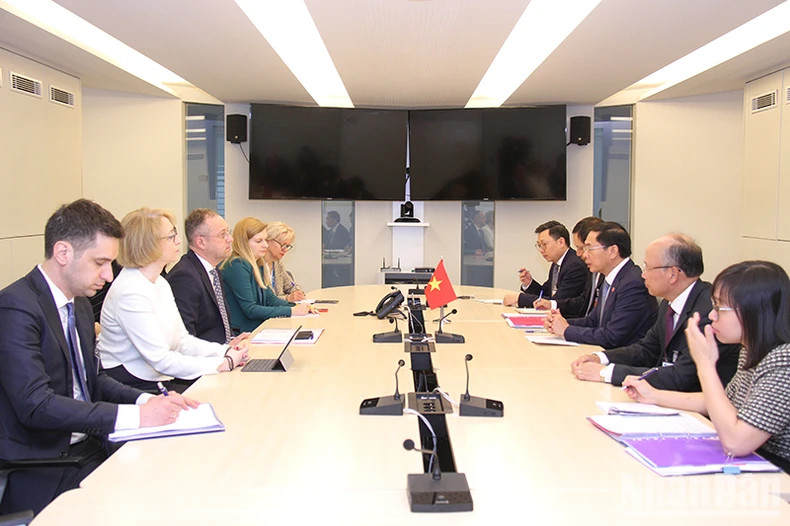 越南外交部长裴青山与立陶宛外交部副部长西蒙纳斯·萨图纳斯进行会谈。凯旋 摄 越南外交部长裴青山与立陶宛外交部副部长西蒙纳斯·萨图纳斯进行会谈。凯旋 摄