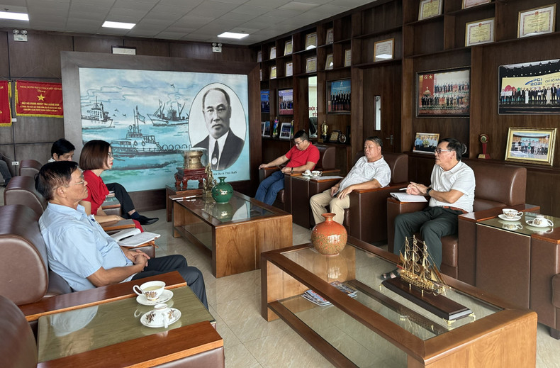 广宁省企业协会旗下的企业法律咨询和业务支持中心人员与企业沟通。 广宁省企业协会旗下的企业法律咨询和业务支持中心人员与企业沟通。