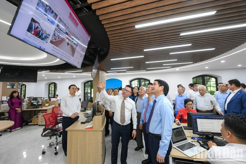 黎国明总编辑同与会代表参观融媒体编辑室。 黎国明总编辑同与会代表参观融媒体编辑室。