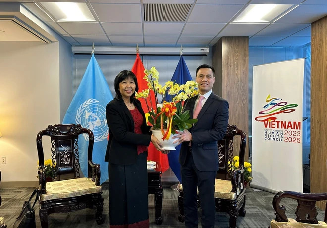 邓黄江大使与柬埔寨常驻联合国代表团团长索菲。