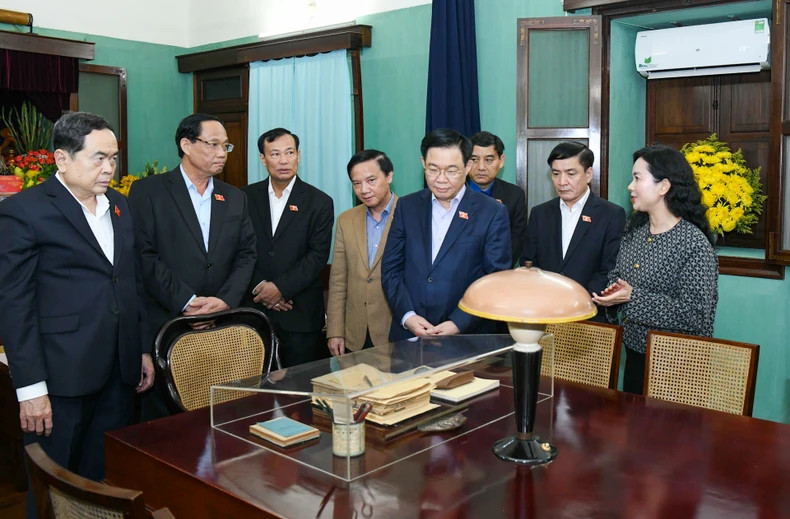 国会主席王廷惠‘一行参观67号屋。’ 国会主席王廷惠‘一行参观67号屋。’