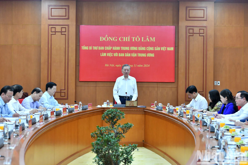 11月18日下午，在河内，越共中央总书记苏林同中央民运部举行工作会议。