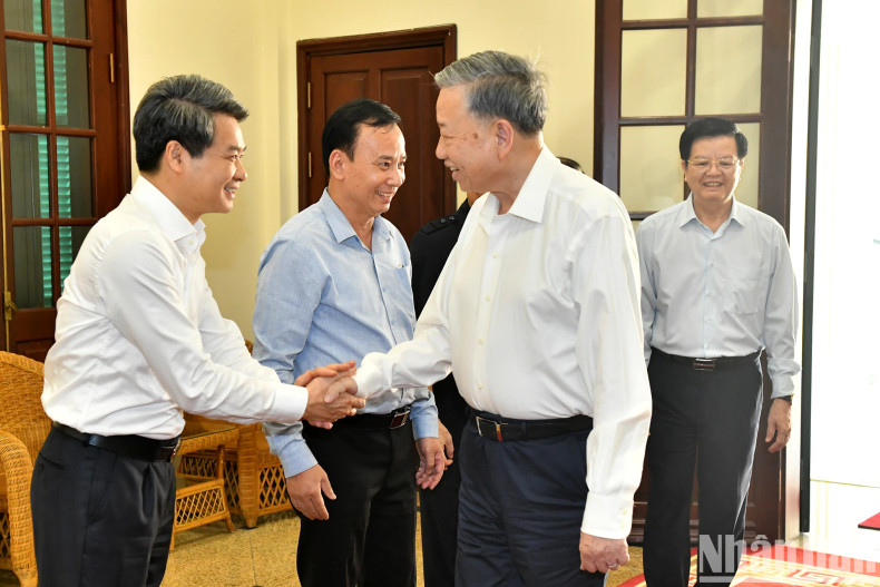 越共中央总书记苏林与中央民运部领导。