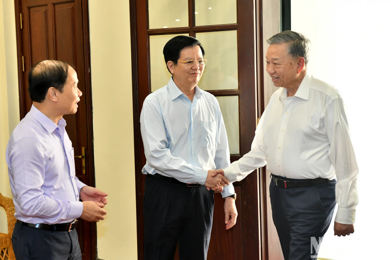 越共中央总书记苏林与中央民运部领导。