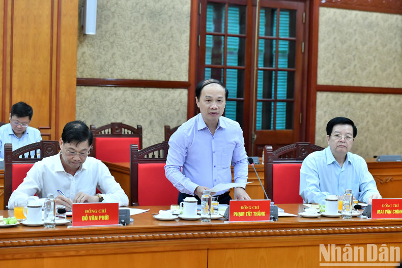 中央民运部领导作报告。