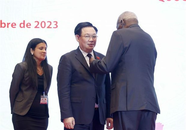 古巴全国人民政权代表大会主席埃斯特万•拉索•埃尔南德斯向越南国会主席王廷惠授予卡洛斯-曼努埃尔-德-塞斯佩德斯勋章。