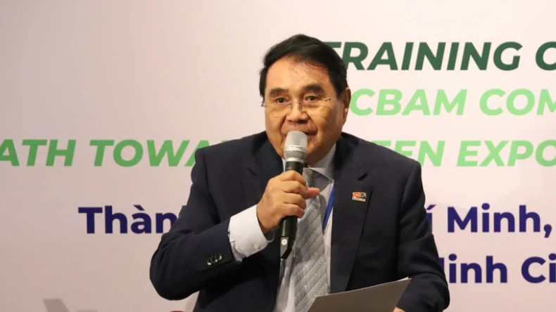 专家在培训会上发言。