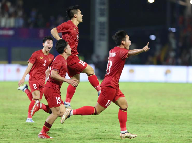 日南趁着禁区内一片混乱，近距离破门，为越南U22队扳平比分1-1。