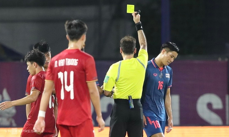 泰国球员被罚黄牌。