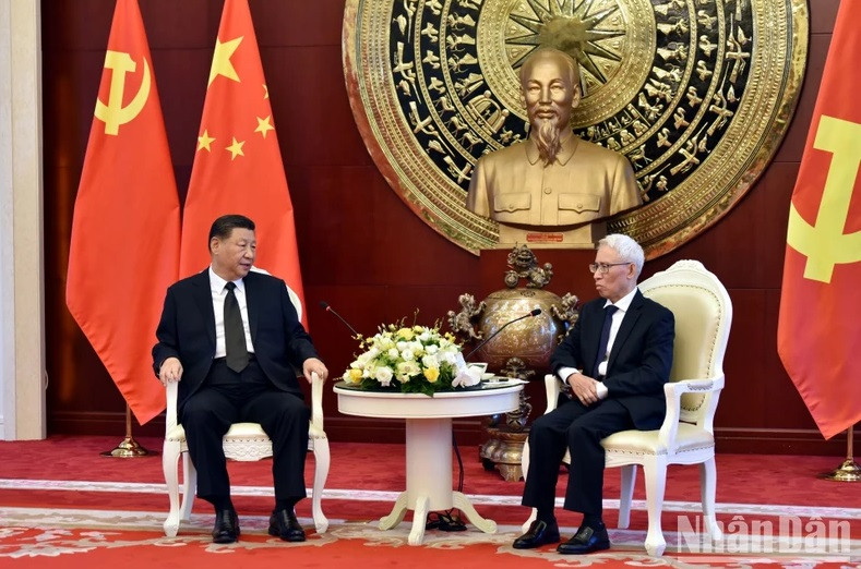 范星梅大使会见中共中央总书记、中国国家主席习近平。 范星梅大使会见中共中央总书记、中国国家主席习近平。