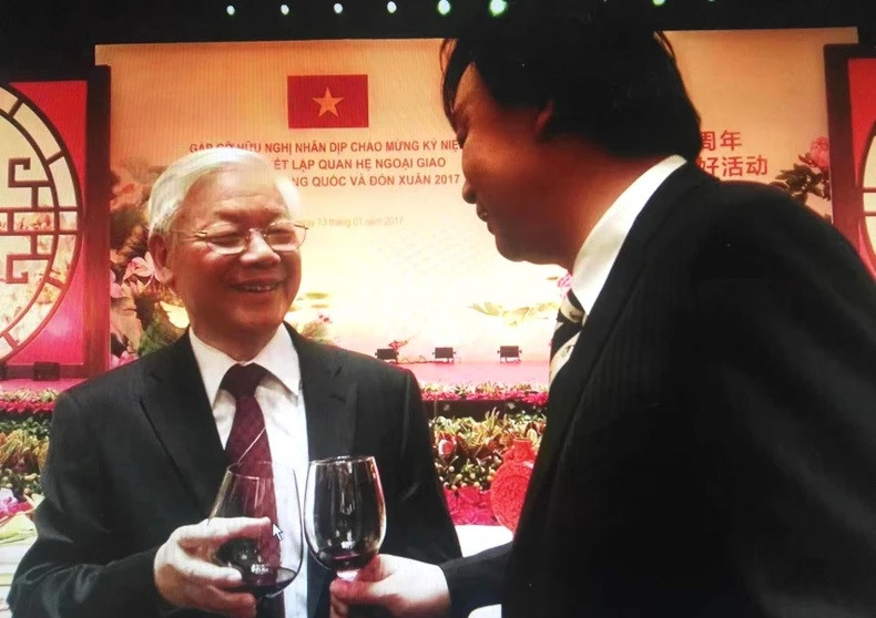 2017年,米良教授参加阮富仲总书记访华期间举行的友好交流活动。与阮富仲总书记见面的场景,他仍然记忆犹新。 2017年,米良教授参加阮富仲总书记访华期间举行的友好交流活动。与阮富仲总书记见面的场景,他仍然记忆犹新。