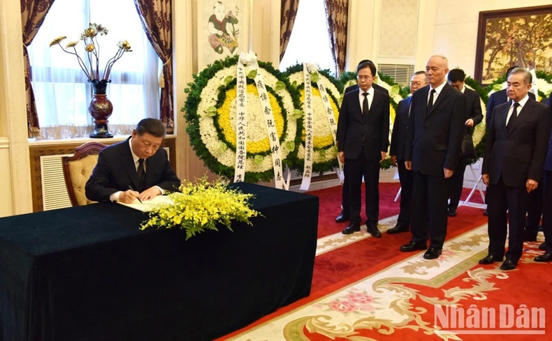 中共中央总书记、中国国家主席习近平在吊唁簿上留言。 中共中央总书记、中国国家主席习近平在吊唁簿上留言。