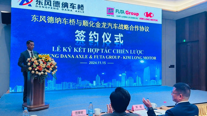 金龙汽车总经理陶曰映在仪式上致辞。 金龙汽车总经理陶曰映在仪式上致辞。