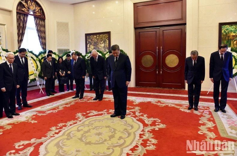习近平同志等中国领导人吊唁阮富仲总书记逝世。 习近平同志等中国领导人吊唁阮富仲总书记逝世。