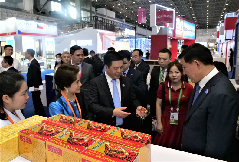 各位代表参观越南企业的产品。（杜有兴 摄）