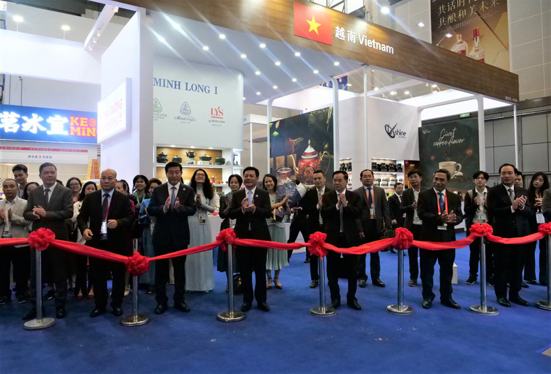 阮鸿延部长与海南省领导出席消博会越南展馆开馆仪式。（杜有兴 摄）