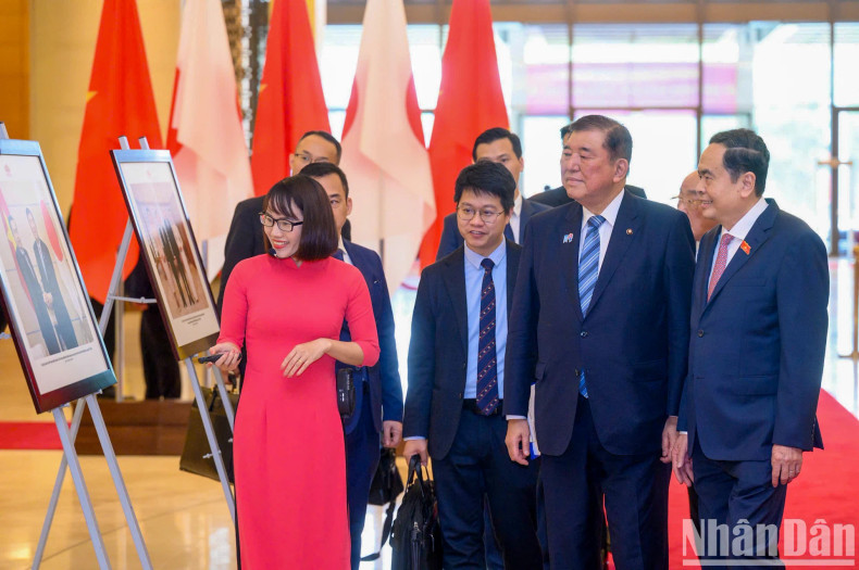 日本首相参观越日关系图片展。 日本首相参观越日关系图片展。