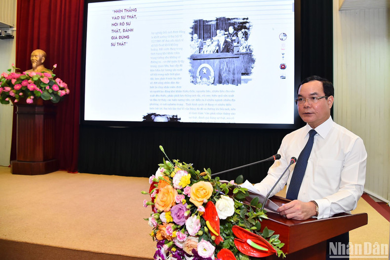 越南劳动总联合会主席阮廷康参加讨论。