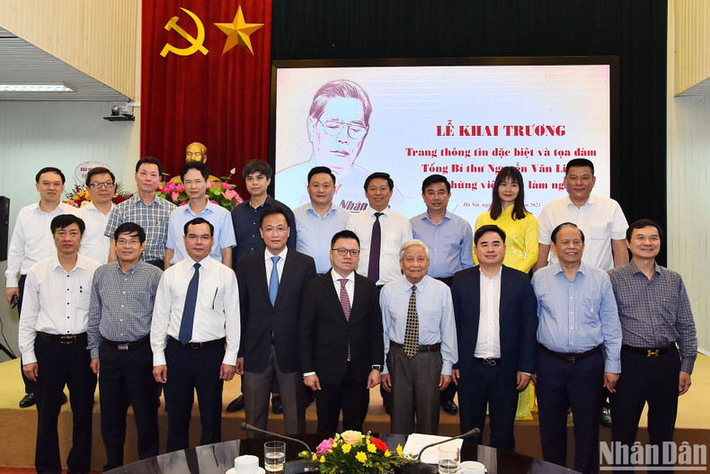 与会代表合影。