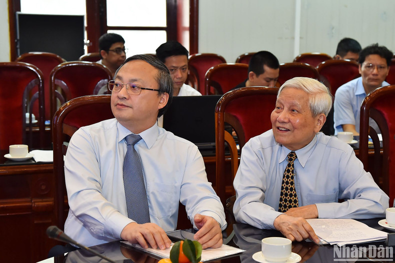 革命前辈、老记者何灯（右）与越南之声广播电台台长杜进士。