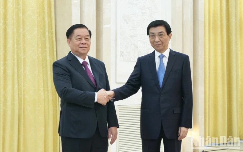 越共中央政治局委员、中央书记处书记、中央宣教部部长阮重义与中共中央政治局常委、中国全国政协主席王沪宁握手。