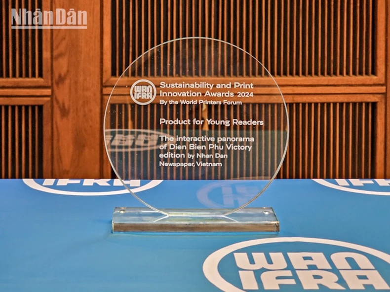 《人民报》社《奠边府战役》全景图副刊荣获可持续印刷报纸创新与发展奖。（图片来源：WAN-IFRA）