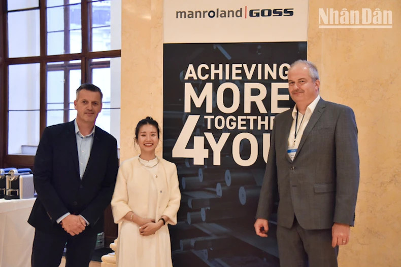 曼罗兰高斯轮转印刷商向《人民报》社代表表示祝贺。（明维 摄）