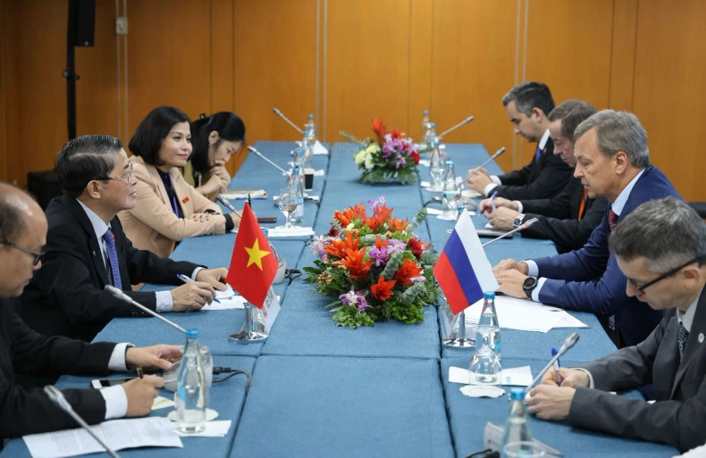 越南国会副主席阮德海会见俄罗斯联邦委员会第一副主席安德烈·亚茨金。 越南国会副主席阮德海会见俄罗斯联邦委员会第一副主席安德烈·亚茨金。