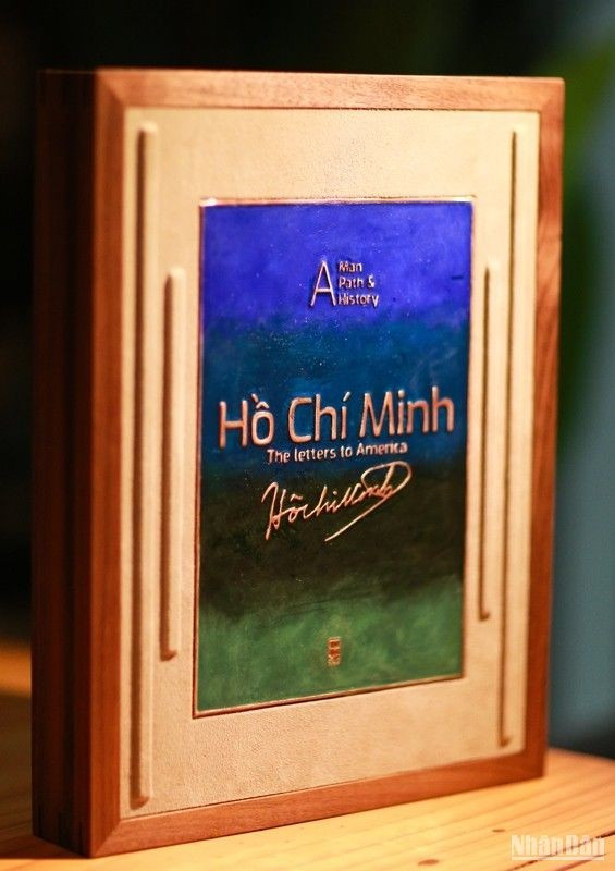 书盒由蓝釉陶瓷、木材和皮革制成。 书盒由蓝釉陶瓷、木材和皮革制成。