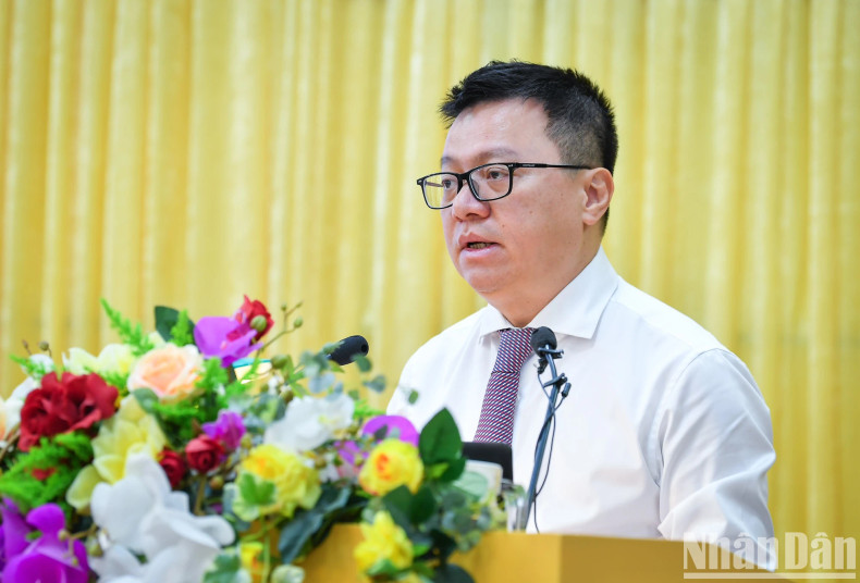 越共中央委员、《人民报》社总编辑、中央宣教部副部长、越南新闻工作者协会主席黎国明发表讲话。 越共中央委员、《人民报》社总编辑、中央宣教部副部长、越南新闻工作者协会主席黎国明发表讲话。