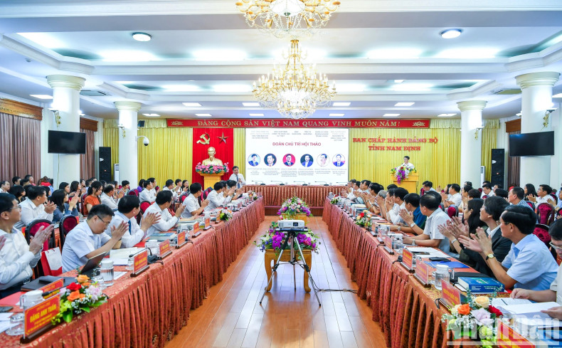 会议全景。 会议全景。