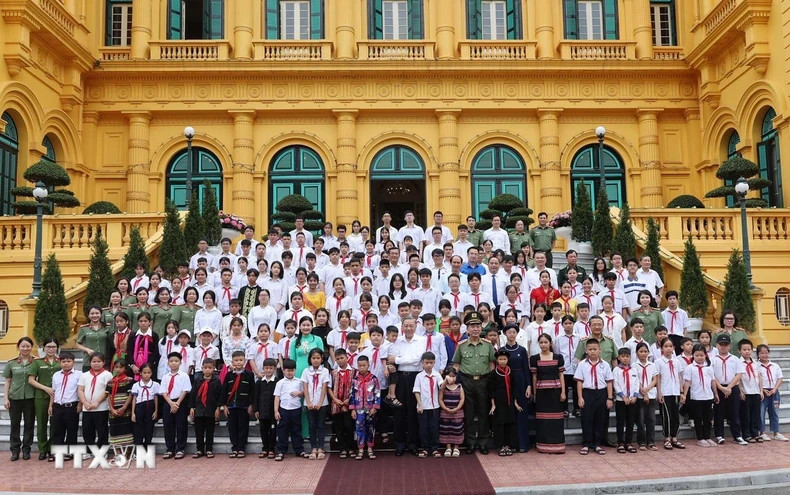 越南国家主席苏林会见人民公安子女的青少年模范代表。 越南国家主席苏林会见人民公安子女的青少年模范代表。
