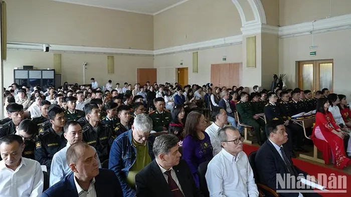 旅居俄罗斯圣彼得堡越南人在圣彼得堡国立大学举行雄王祭祖仪式,吸引200多名越南人参加。 旅居俄罗斯圣彼得堡越南人在圣彼得堡国立大学举行雄王祭祖仪式,吸引200多名越南人参加。
