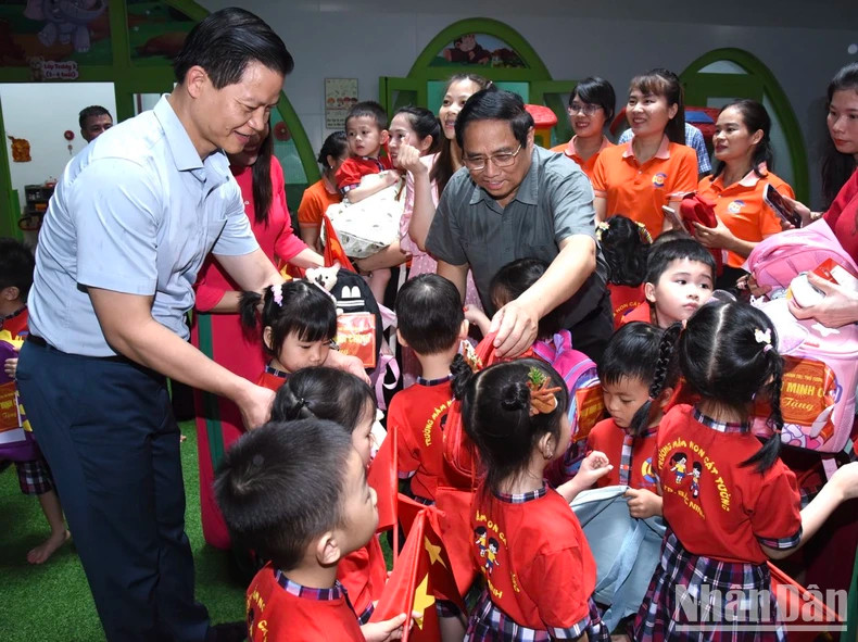 范明正总理来到北宁市武强坊统一保障性住房区的吉祥幼儿园参观送礼。