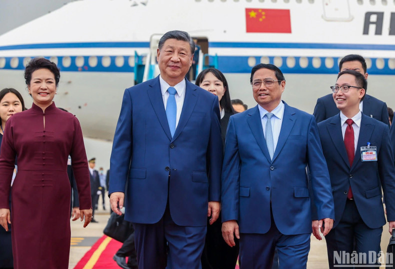 越共中央政治局委员、越南政府总理范明正前往机场迎接习近平总书记、国家主席和夫人。 越共中央政治局委员、越南政府总理范明正前往机场迎接习近平总书记、国家主席和夫人。