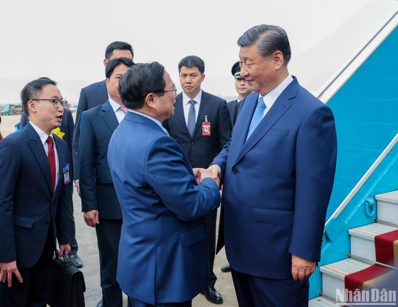 越共中央政治局委员、越南政府总理范明正前往机场迎接习近平总书记、国家主席和夫人。 越共中央政治局委员、越南政府总理范明正前往机场迎接习近平总书记、国家主席和夫人。