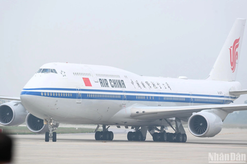 中午12时10分,中共中央总书记、中华人民共和国主席习近平和夫人彭丽媛以及中国高级代表团乘坐的专机降落在河内首都内排国际机场。 中午12时10分,中共中央总书记、中华人民共和国主席习近平和夫人彭丽媛以及中国高级代表团乘坐的专机降落在河内首都内排国际机场。