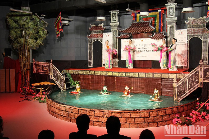 水上木偶戏表演节目。