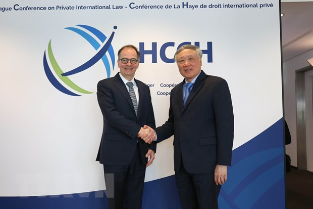 越南最高人民法院院长阮和平与海牙国际司法会议秘书长克里斯托弗·贝尔纳斯科尼握手。 越南最高人民法院院长阮和平与海牙国际司法会议秘书长克里斯托弗·贝尔纳斯科尼握手。