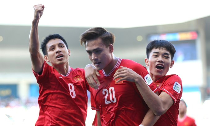 裴黄越英进球。 裴黄越英进球。