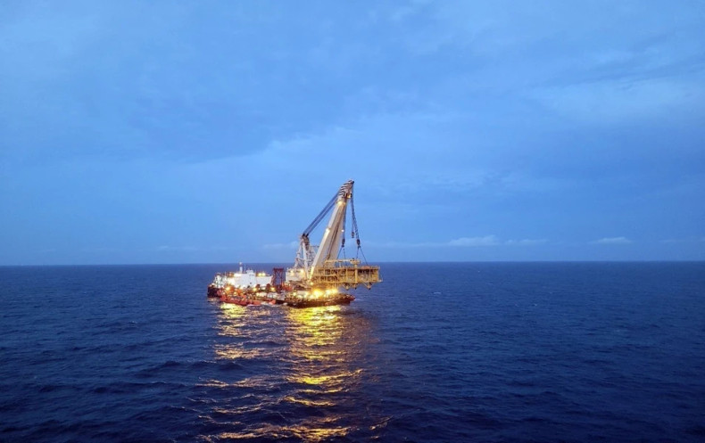 黄沙号浮吊对BK-23钻井平台上部组块进行吊装就位。