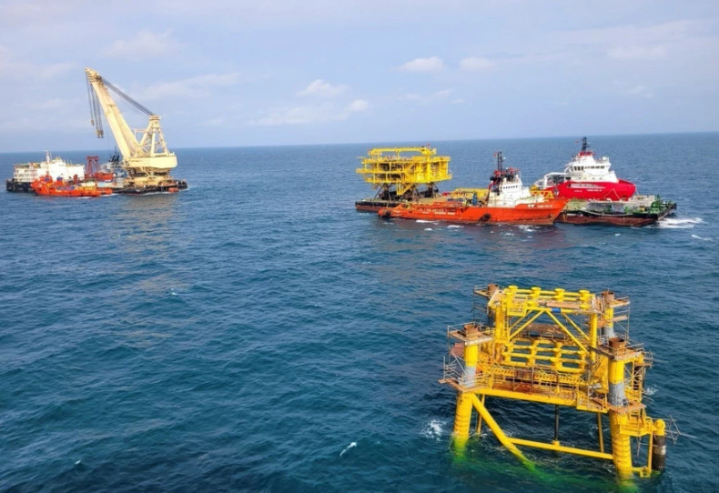 天鹰01号和头顿1号补给船将VSP05号船牵引到黄沙号浮吊的位置。